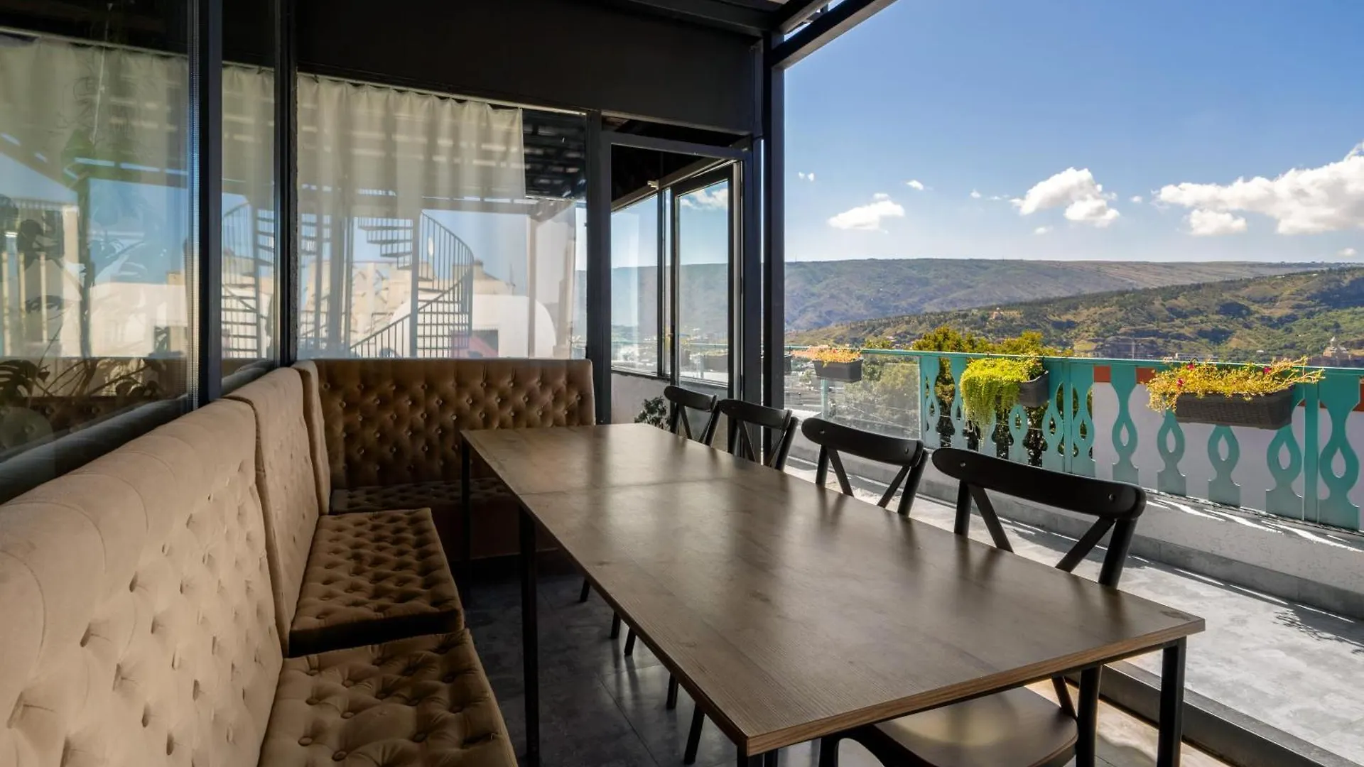 Hotel Tato & Coworking Space Tbilisi 3*,
